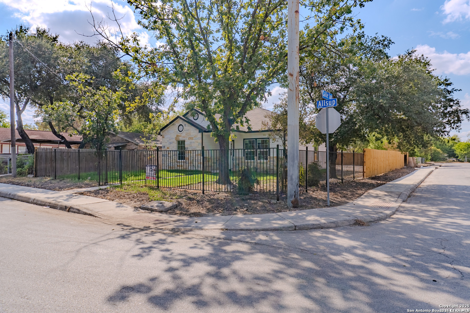 159 Allsup, , 78237 — photo 1