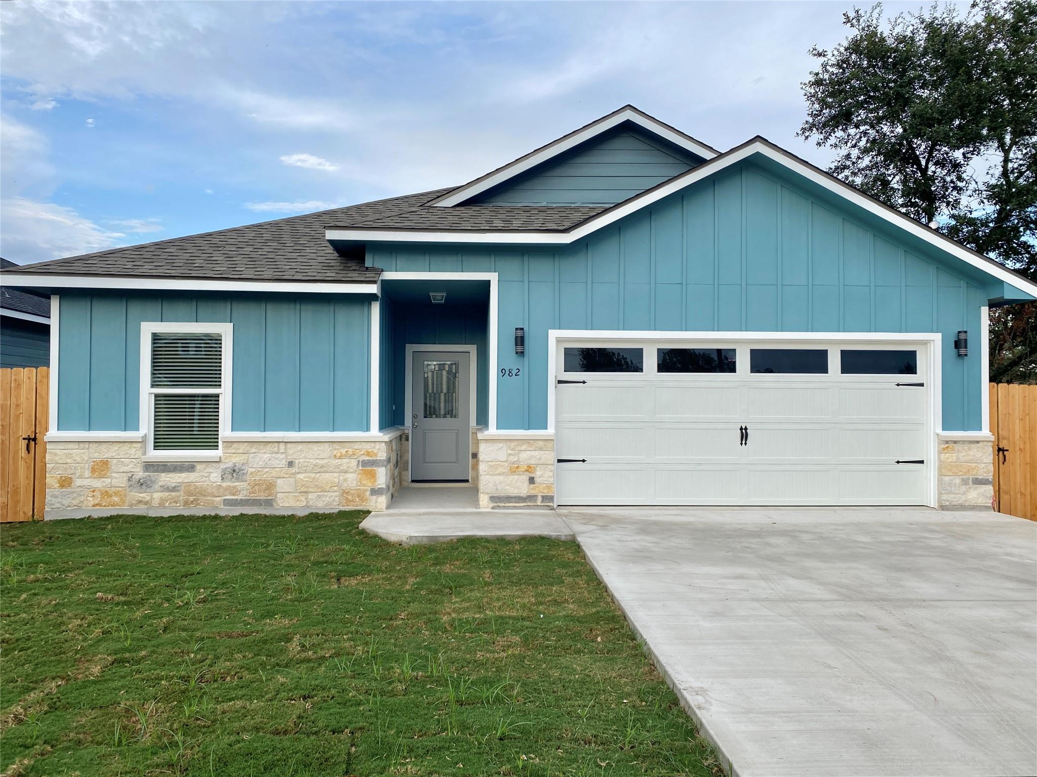 982 Navarro, Giddings, TX 78942 — photo 1