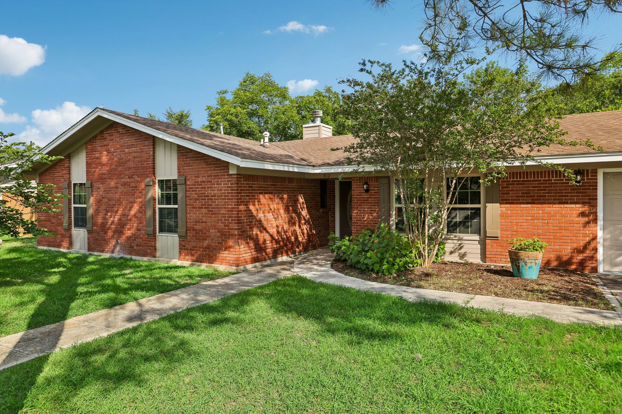 810 Vogel, Lockhart, TX 78644 — photo 1