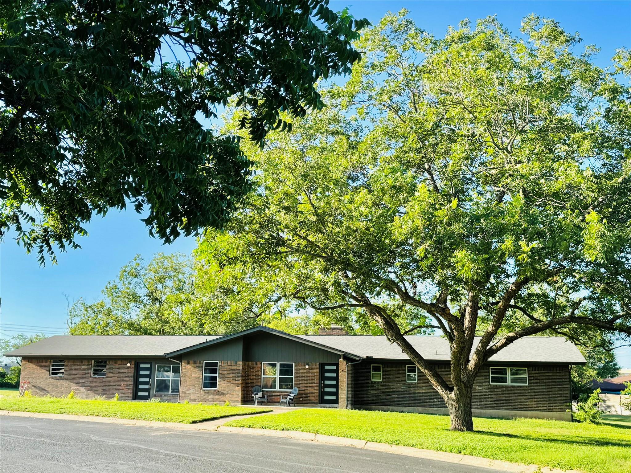 200 Corder, Burnet, TX 78611 — photo 1