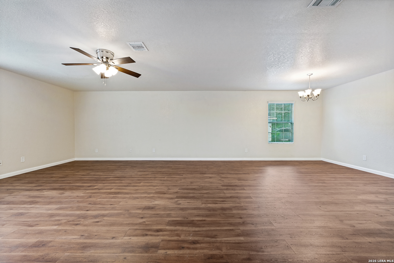 321 HINGE LOOP, , 78108 — photo 1
