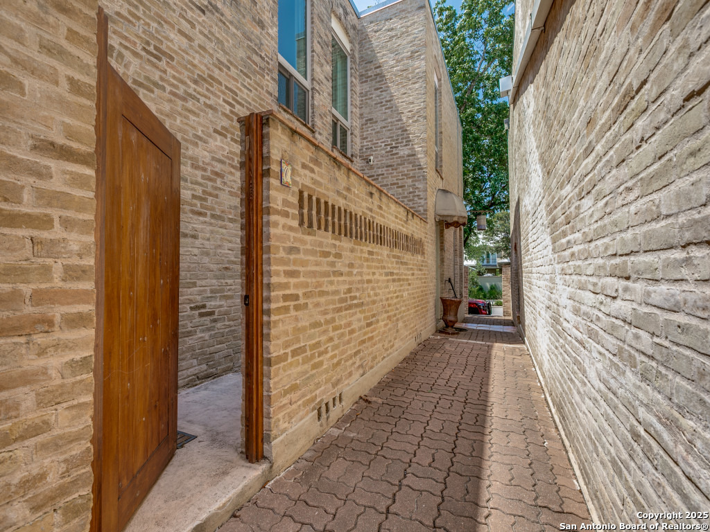166 Elizabeth Rd, ,  78209 — photo 1