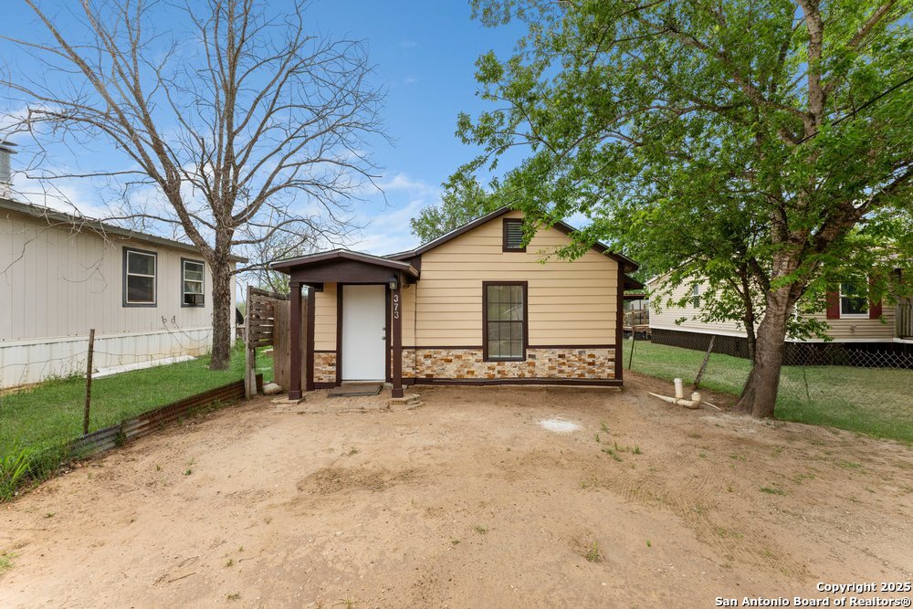 373 Avenue I, Poteet, TX 78065 — photo 1