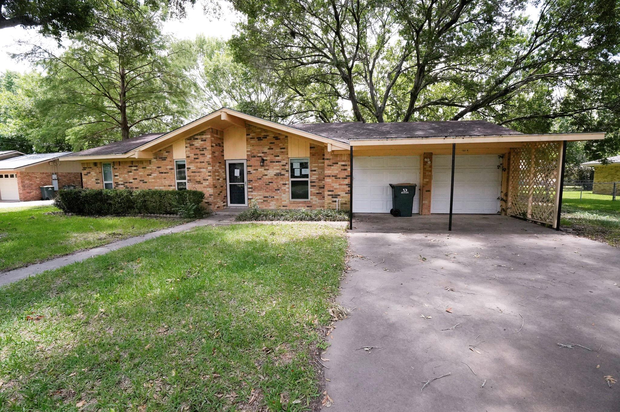1418 7th, Smithville, TX 78957 — photo 1