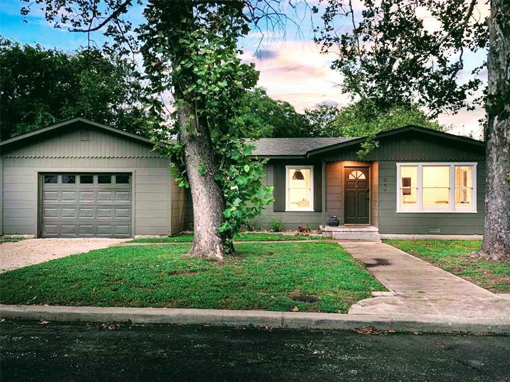511 Olive, Fredericksburg, TX 78624 — photo 1