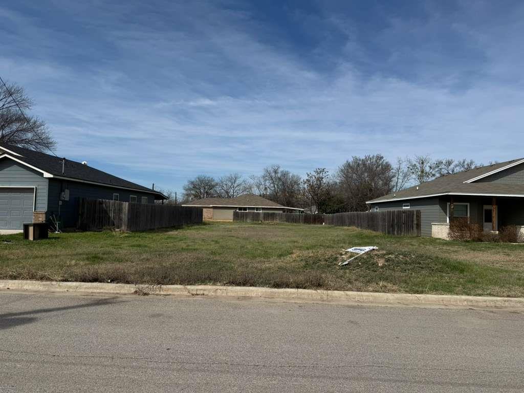 612 Briggs, Lampasas, TX 76550 — photo 1