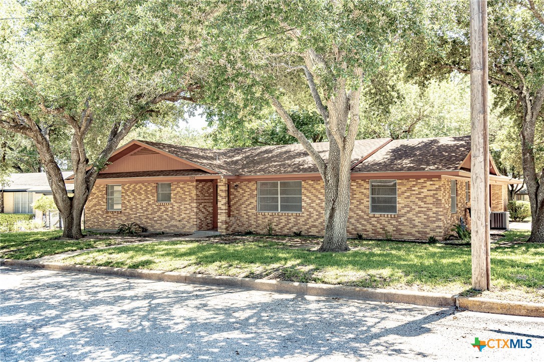 1220 N Avenue I, Shiner, TX 77984 — photo 1
