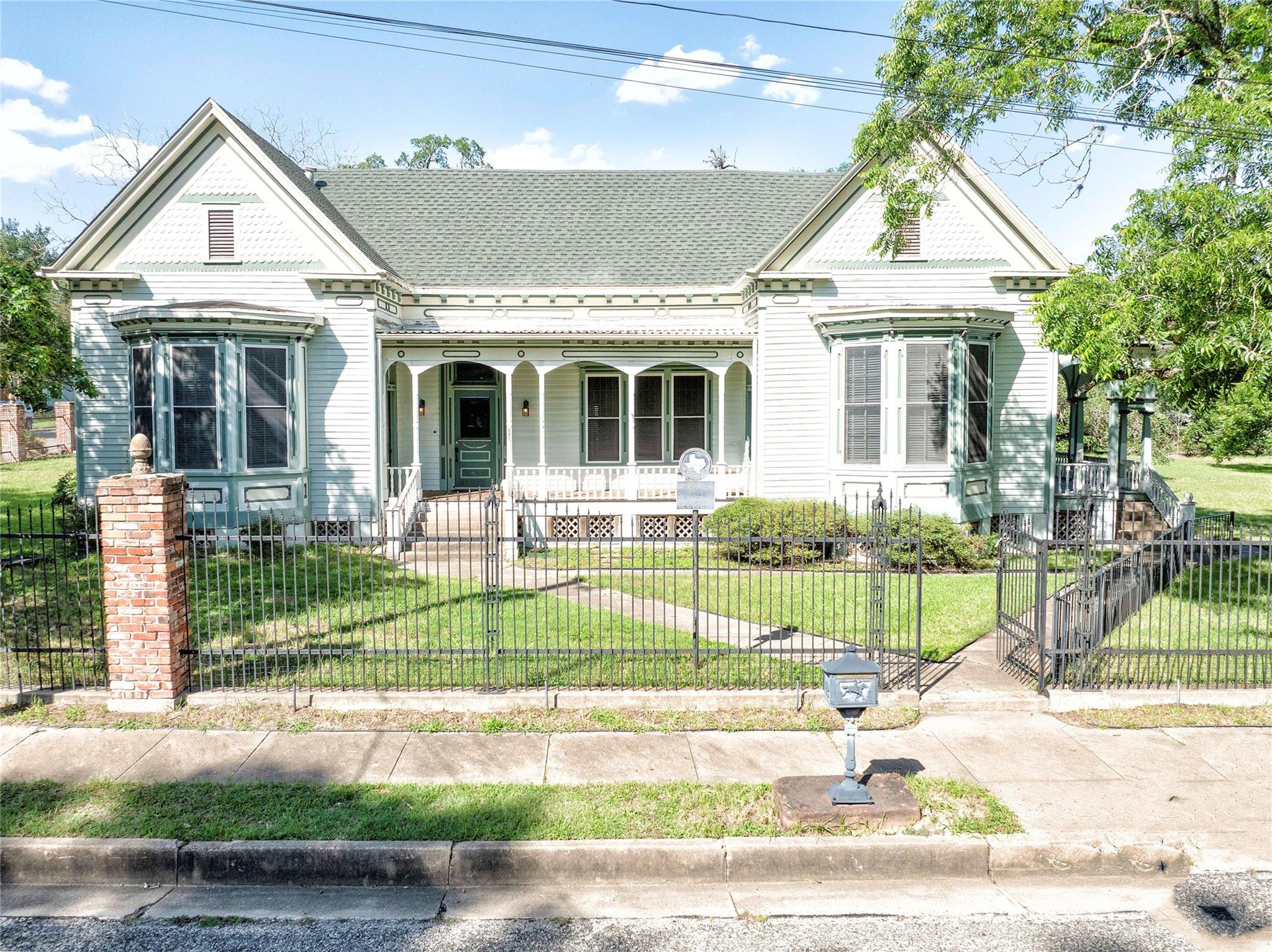350 N Madison St, La Grange, TX 78945 — photo 1