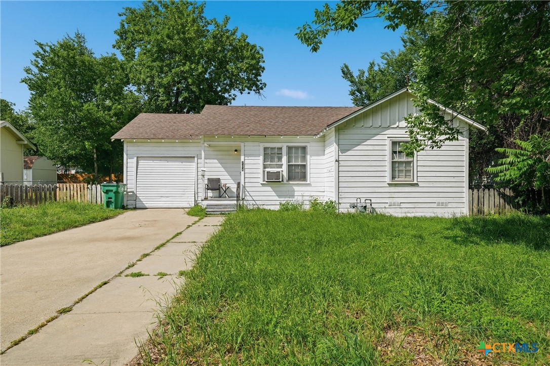 204 E 16th Street, Cameron, TX 76520 — photo 1
