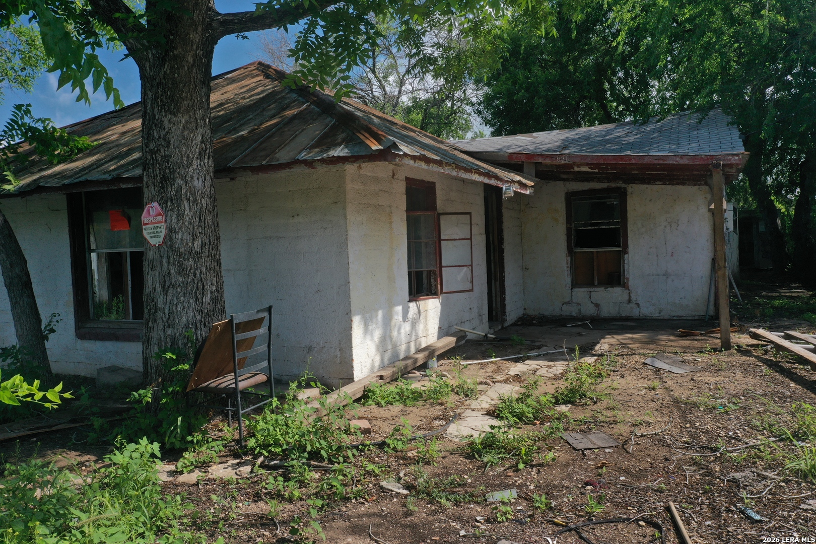 610 W Moore Ave, Devine, TX 78016 — photo 1