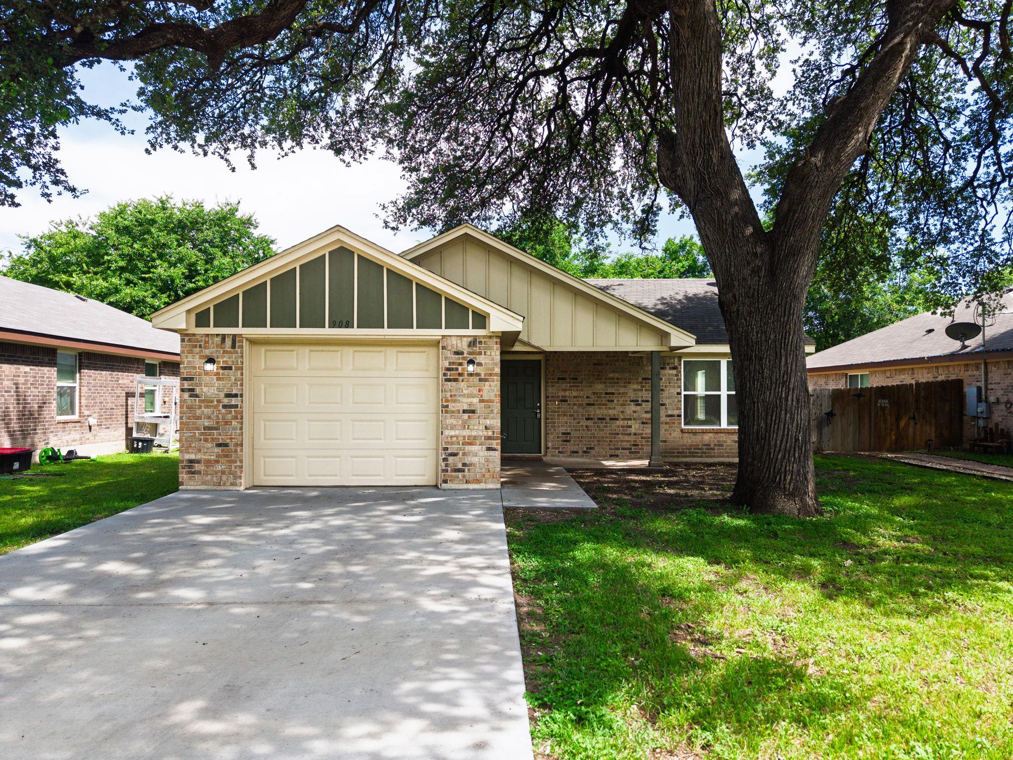 908 Avenue B, Lampasas, TX 76550 — photo 1