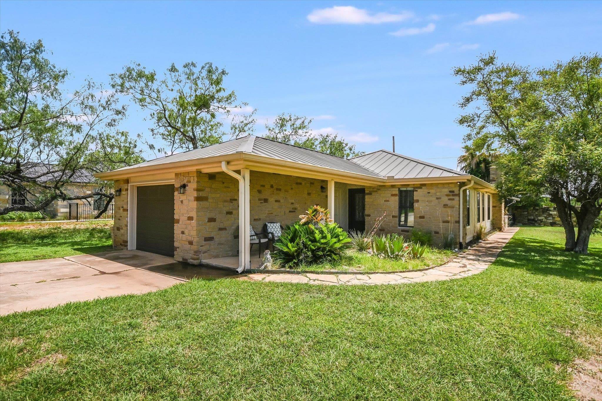 603 Sun Ray, Horseshoe Bay, TX 78657 — photo 1