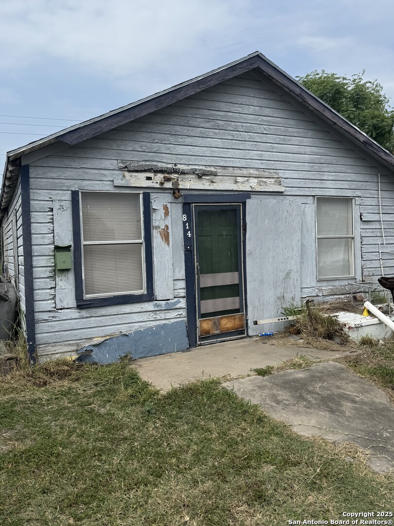 814 E. Yoakum