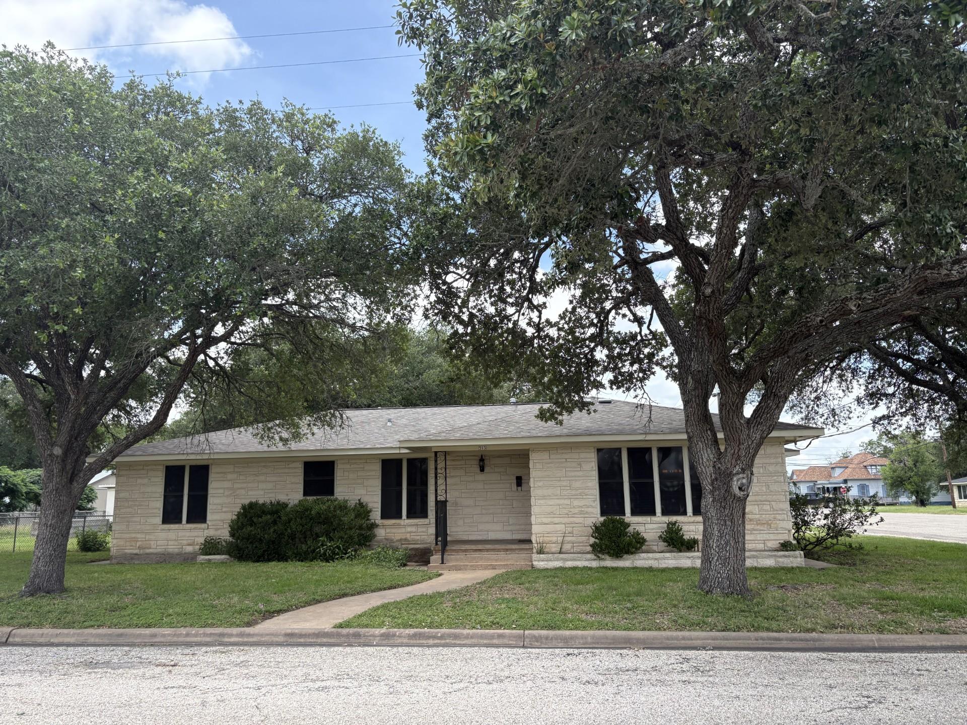 393 Manse, Giddings, TX 78942 — photo 1