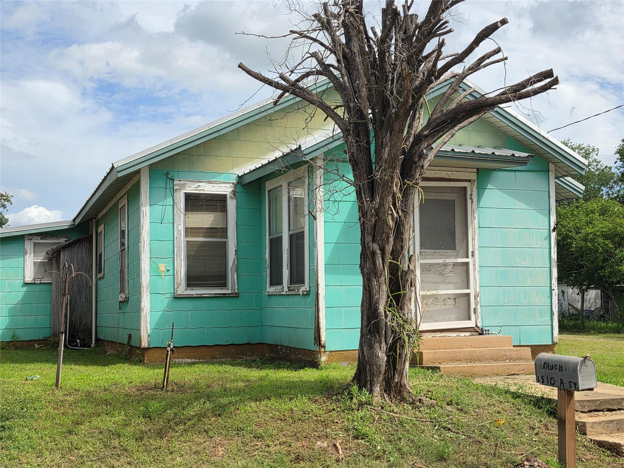 1510  A St, Floresville, TX 78114 — photo 1