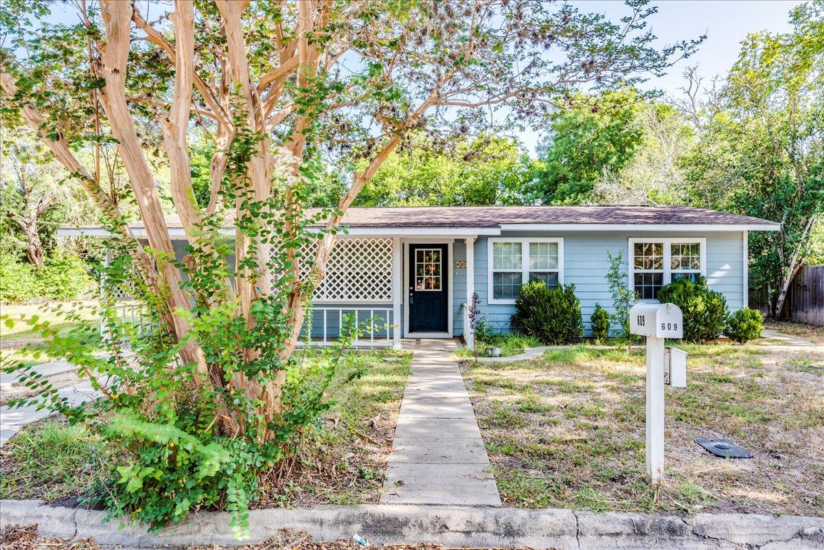 609 Cottonwod, Lockhart, TX 78644 — photo 1