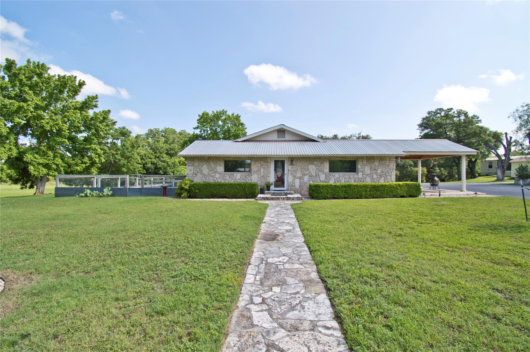702 E Schubert St, Fredericksburg, TX 78624 — photo 1