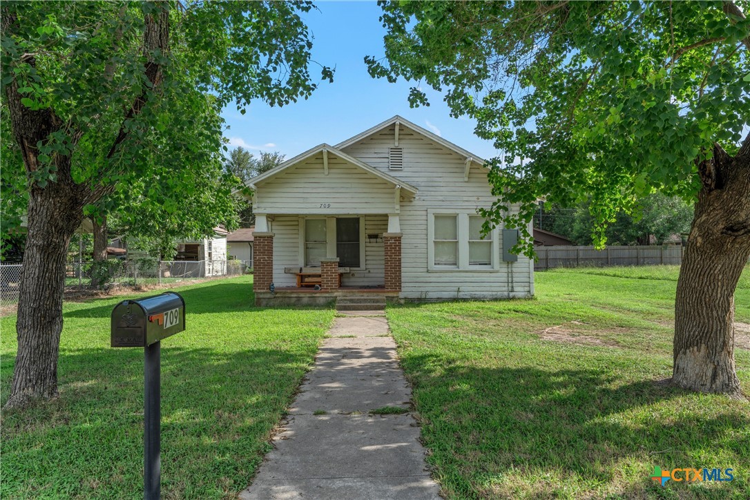 709 E 18th Street, Cameron, TX 76520 — photo 1