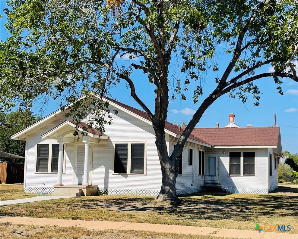 302 W French Street, Cuero, TX 77954 — photo 1