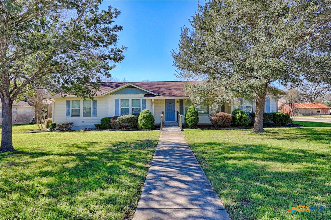 122 Ave E, Shiner, TX 77984 — photo 1