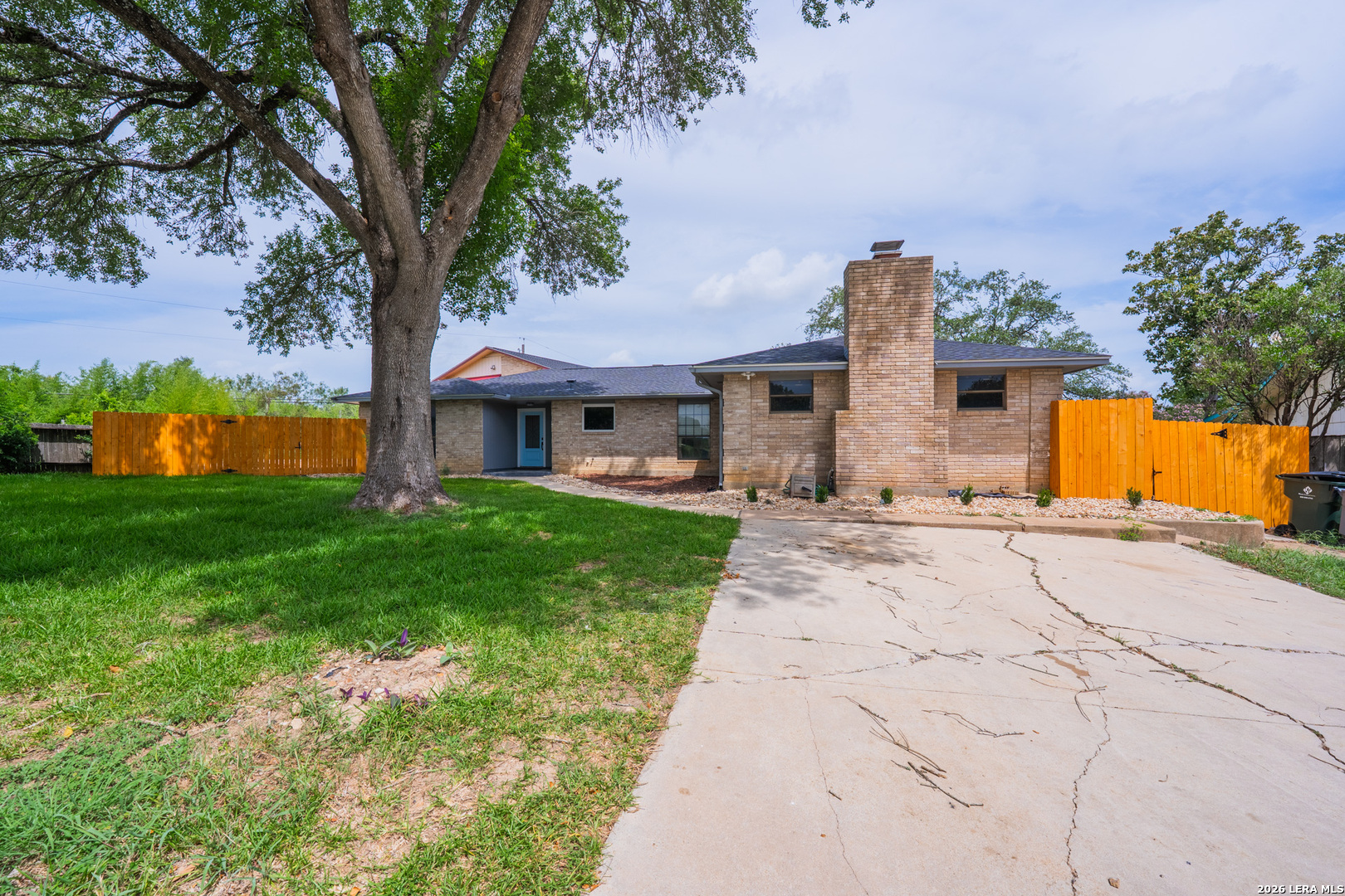 1002 RIVER OAK DR, Seguin, TX 78155 — photo 1