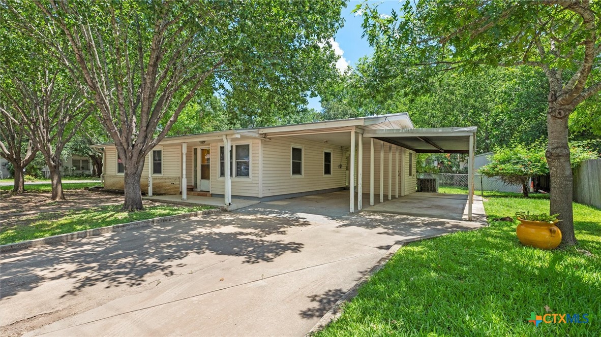 725 W Klingemann Street, New Braunfels, TX 78130 — photo 1