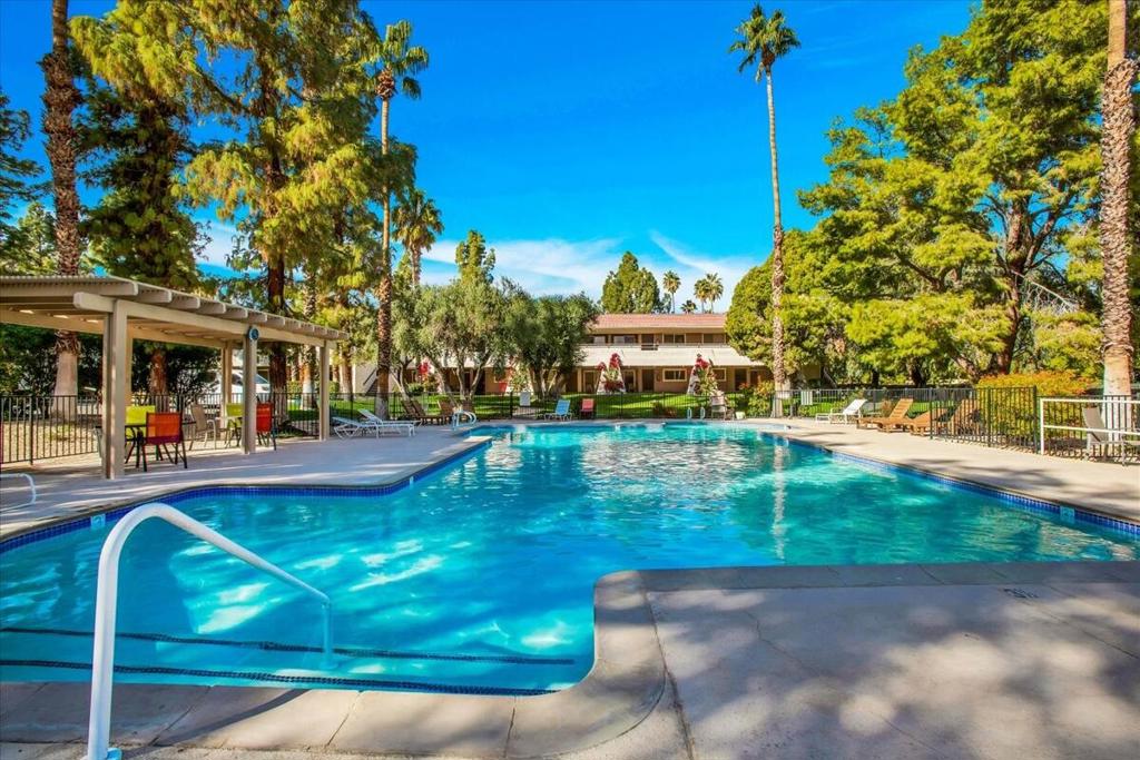 2860 N Los Felices Road 101, Palm Springs, CA 92262 — photo 1