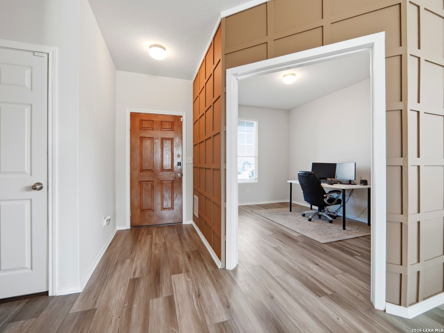 456 Nova Zembla, ,  78130 — photo 1