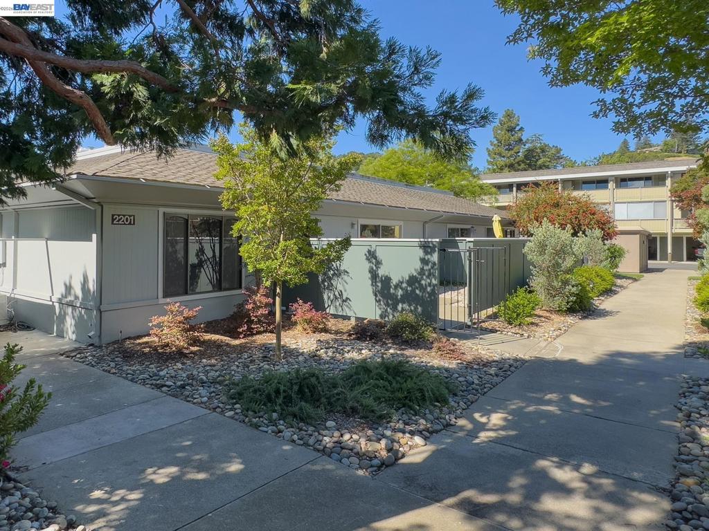 2201 Pine Knoll Dr 3, Walnut Creek, CA 94595 — photo 1