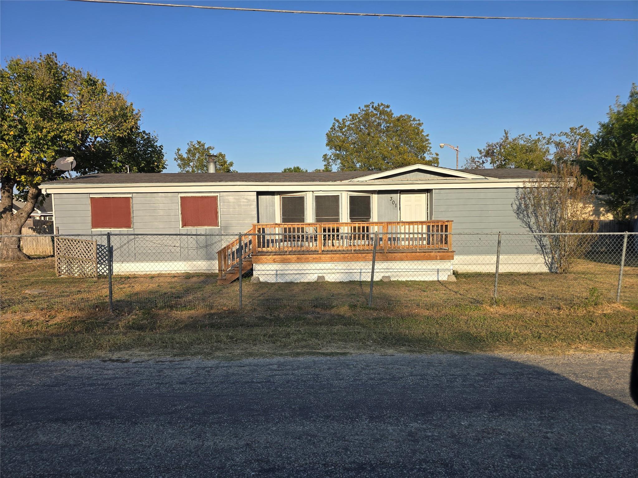 301 S Johnson Ave, Thorndale, TX 76577 — photo 1
