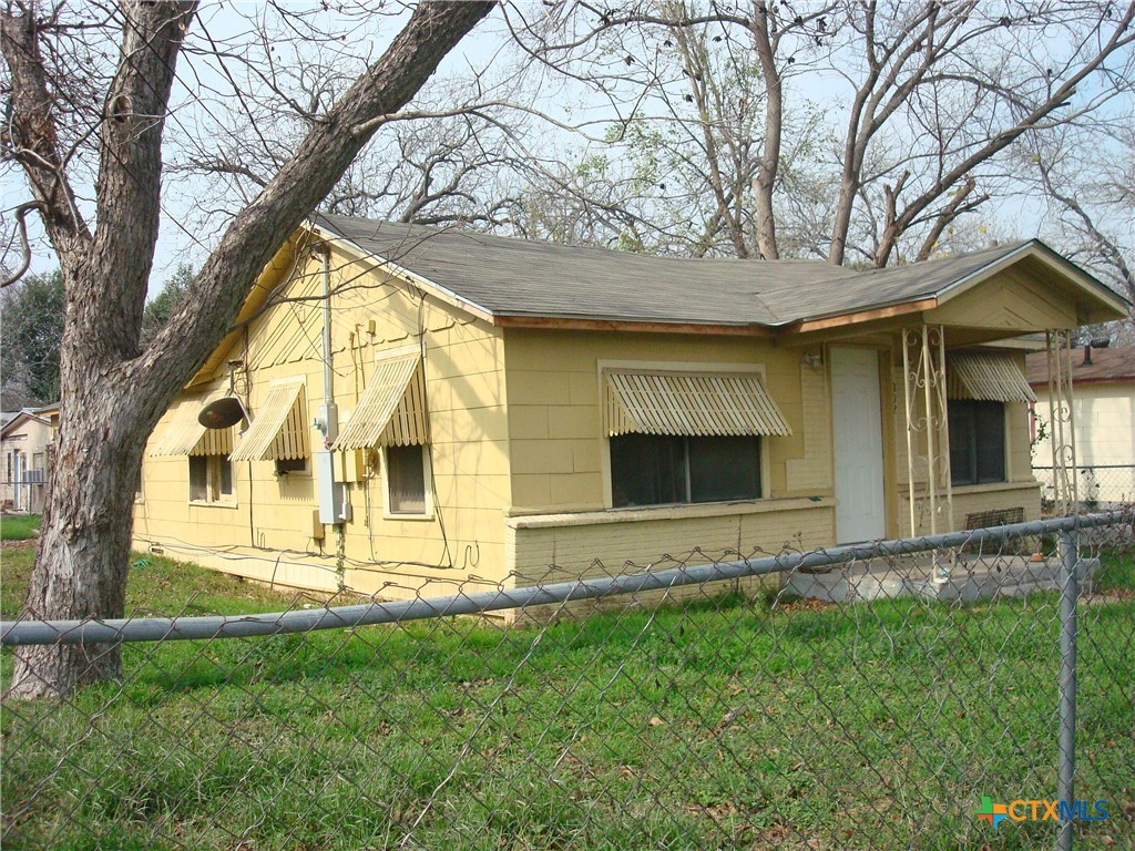 802 Campbell Street, Seguin, TX 78155 — photo 1