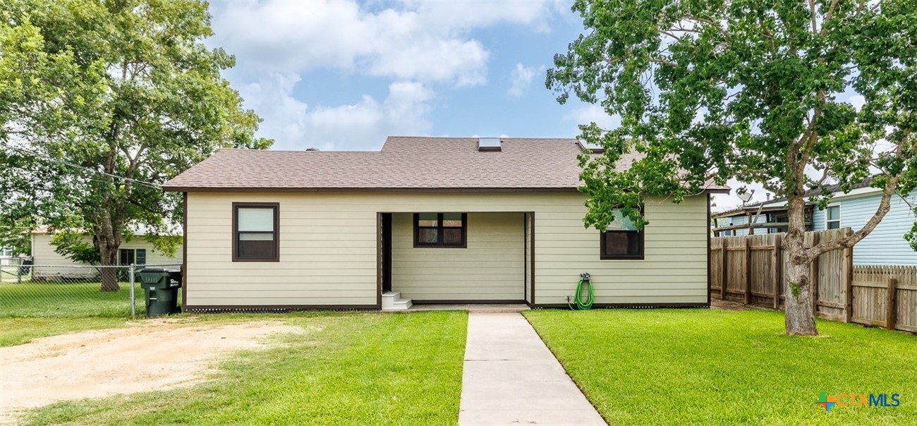 606 E Prairie Street, Cuero, TX 77954 — photo 1