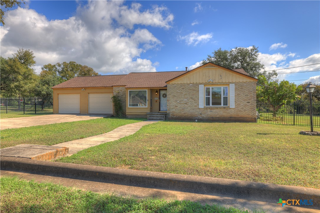 800 N Bishop Street, San Marcos, TX 78666 — photo 1