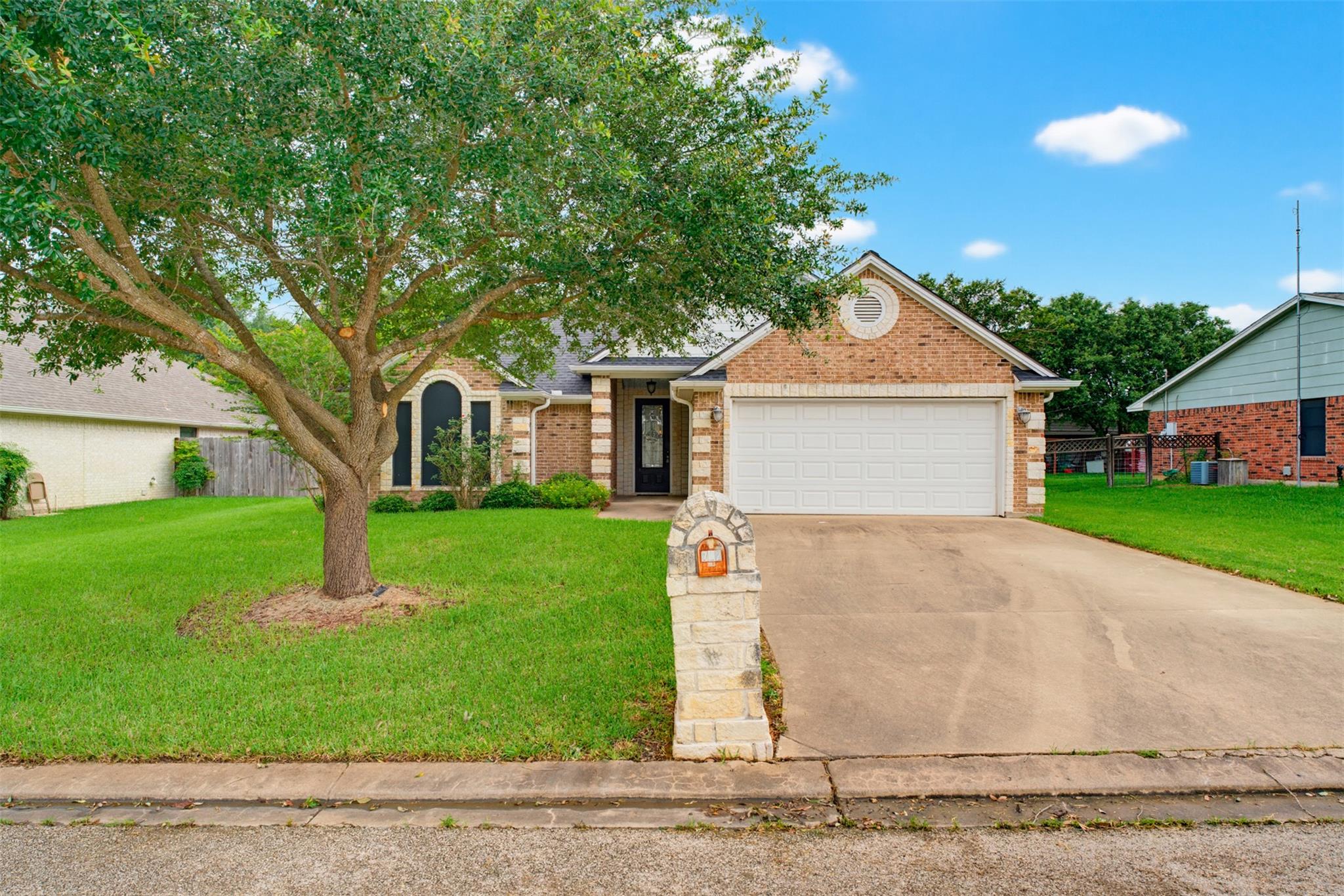 702 Woodson, Caldwell, TX 77836 — photo 1