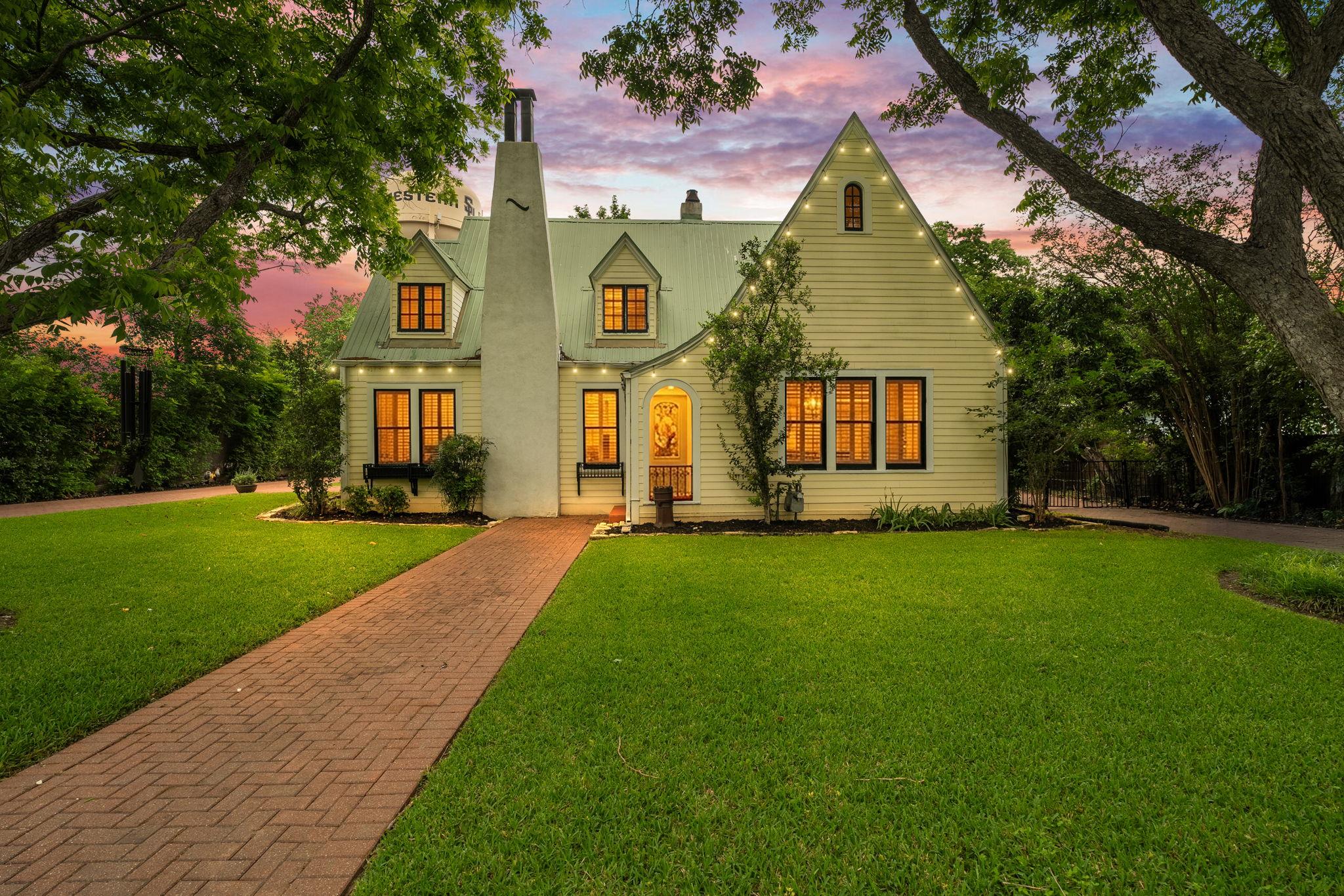 1310 E University Ave, Georgetown, TX 78626 — photo 1