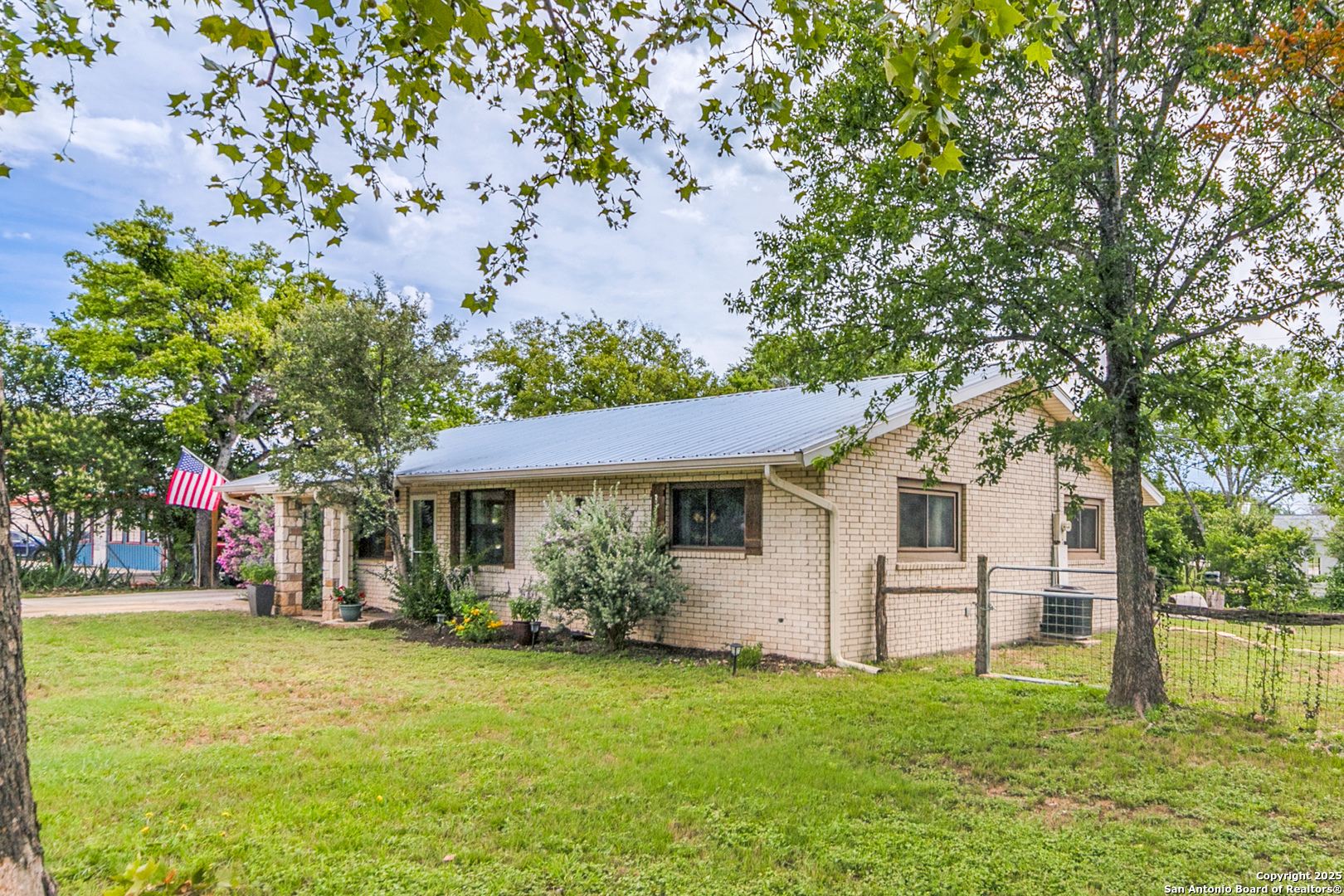103 AMBER DR, ,  78013 — photo 1