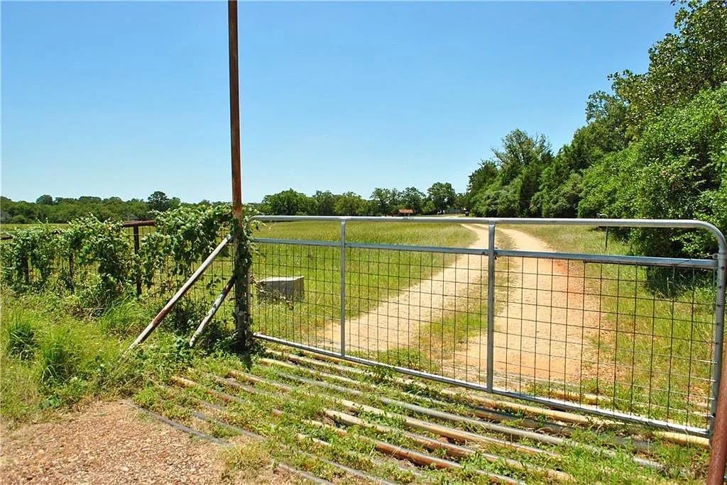 21741 Interstate 10, Luling, TX 78648 — photo 1