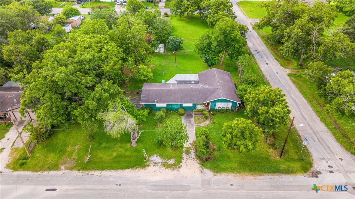 401 Kerr Street, Edna, TX 77957 — photo 1