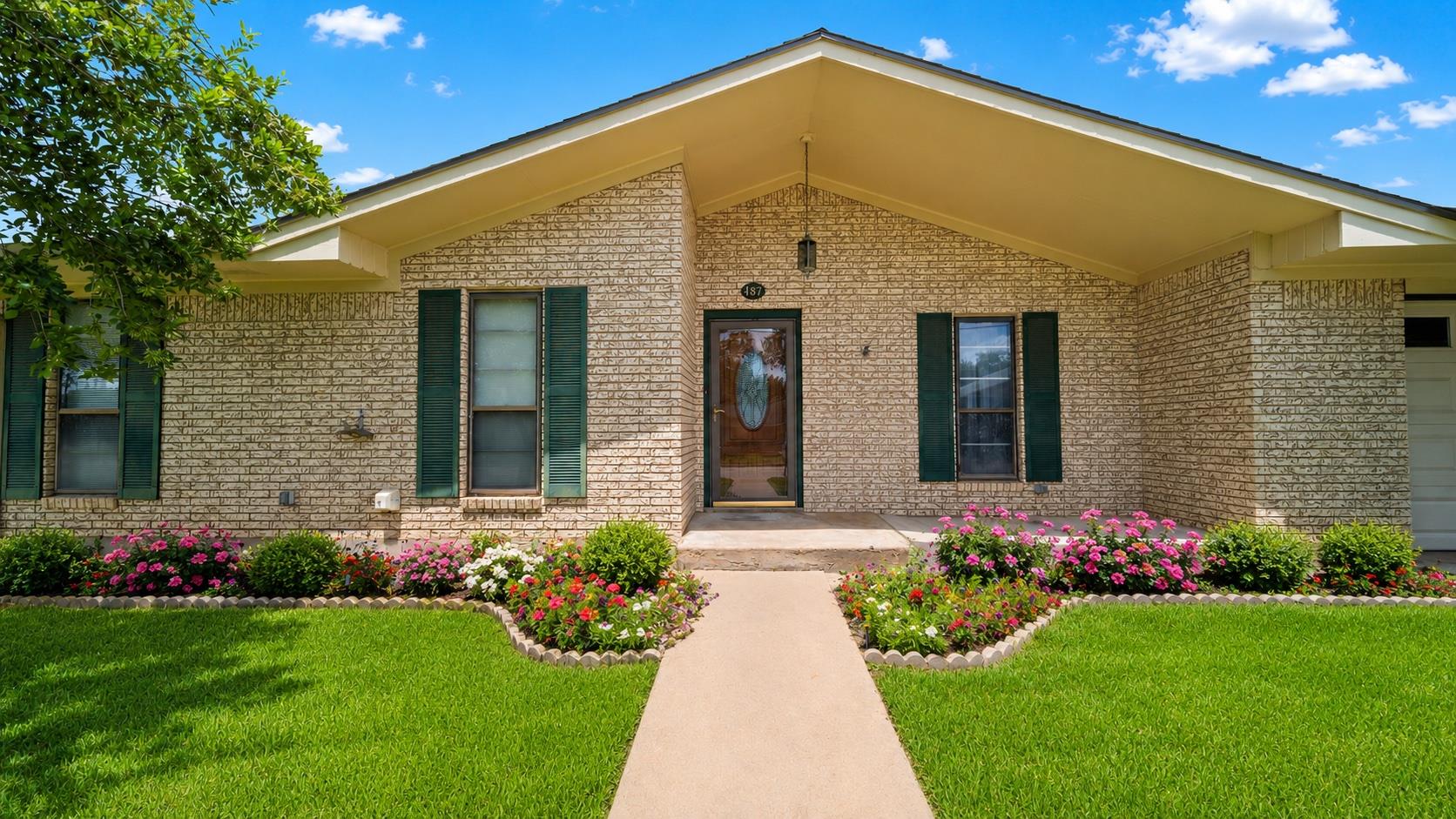 487 Edgewood, Giddings, TX 78942 — photo 1