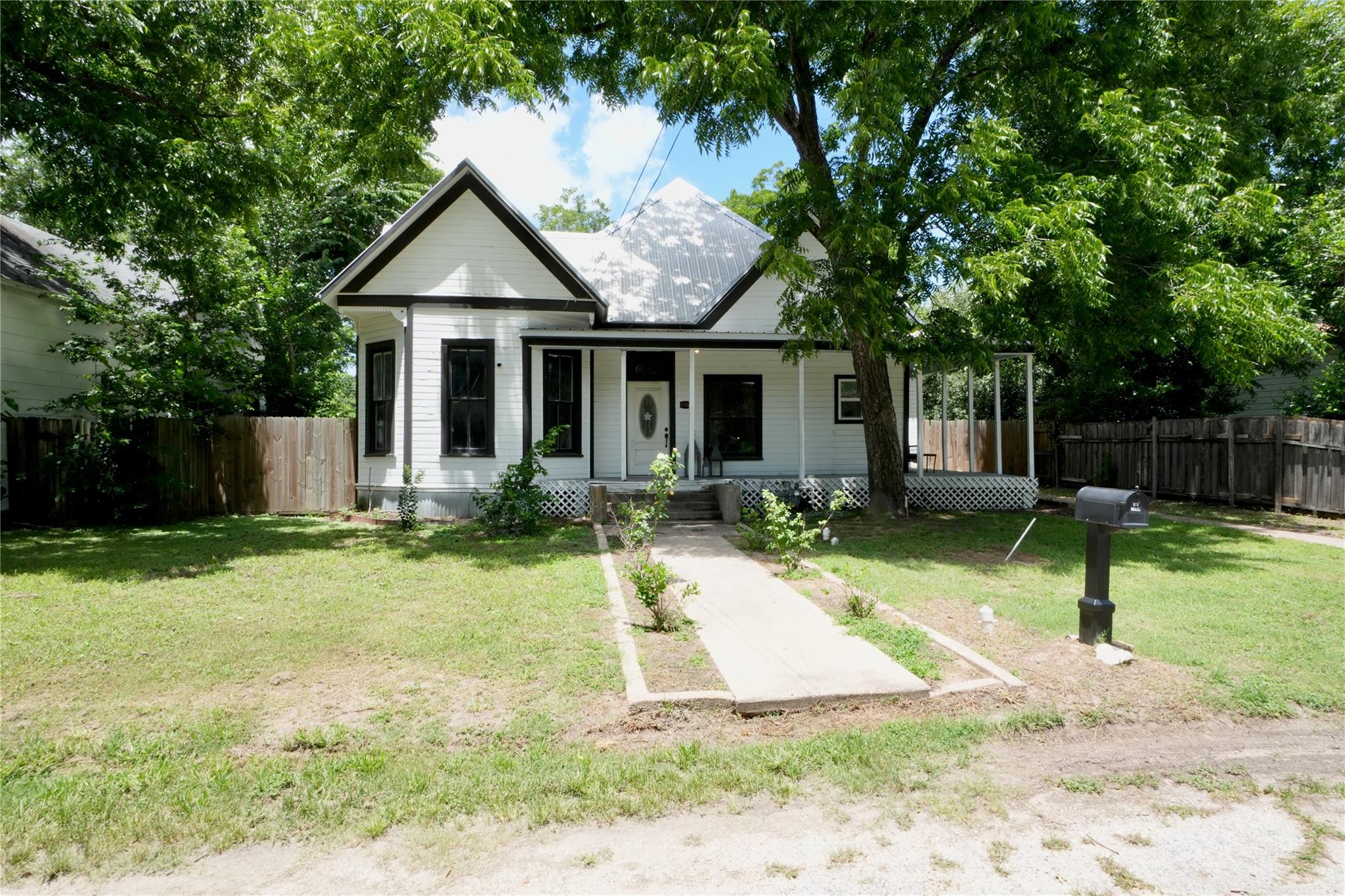 1704 Houston, Cameron, TX 76520 — photo 1