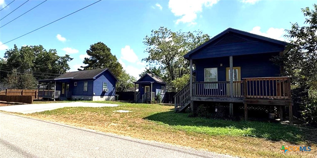 1017 W Nueces Street, Victoria, TX 77901 — photo 1