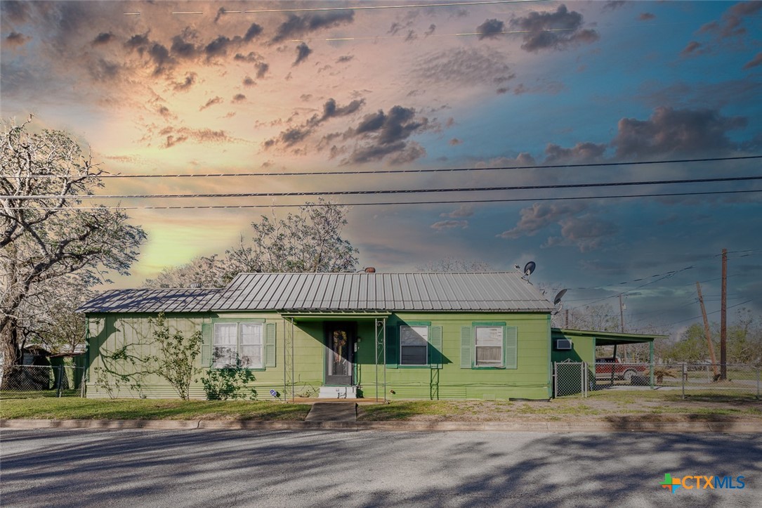921 Robertson Street, Gonzales, TX 78629 — photo 1