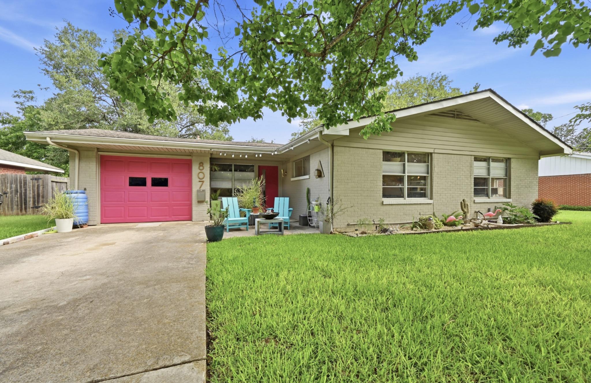 807 Campbell, Lockhart, TX 78644 — photo 1