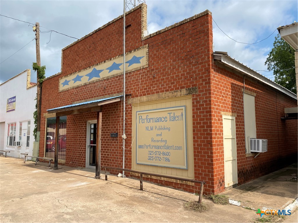 111 E Wallace Street, San Saba, TX 76877 — photo 1