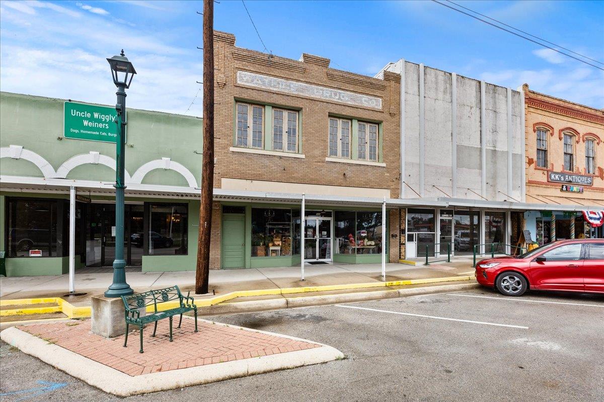 523 Davis, Luling, TX 78648 — photo 1