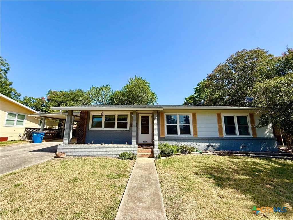 880 W Merriweather Street, New Braunfels, TX 78130 — photo 1