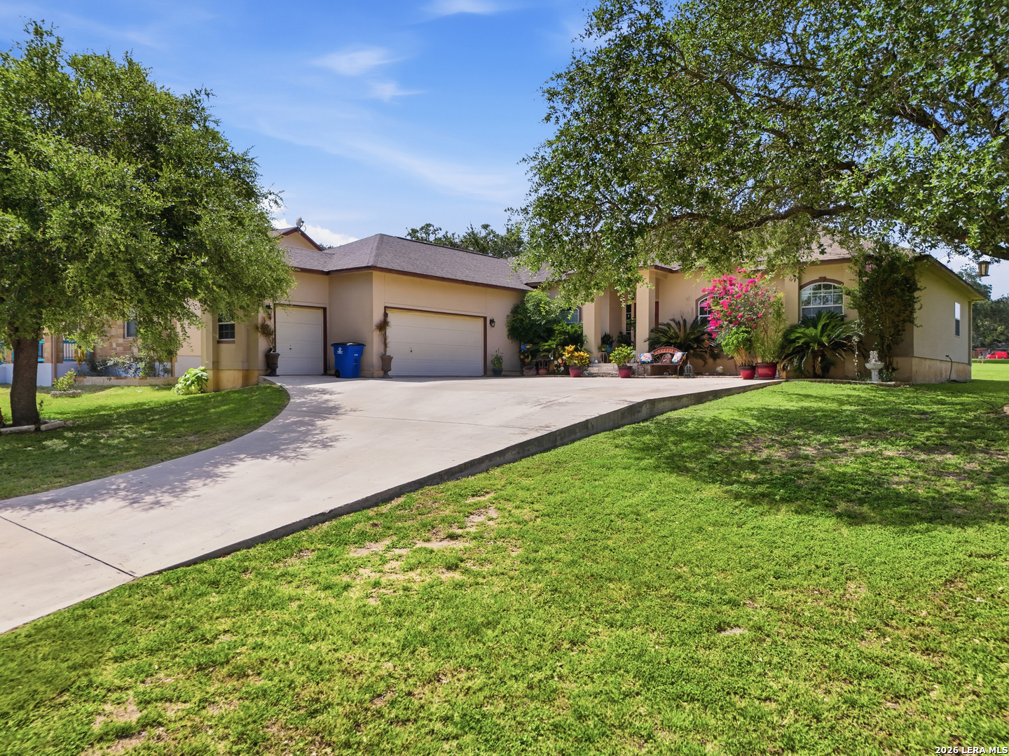 612 Jack Nickolaus Dr, Devine, TX 78016 — photo 1