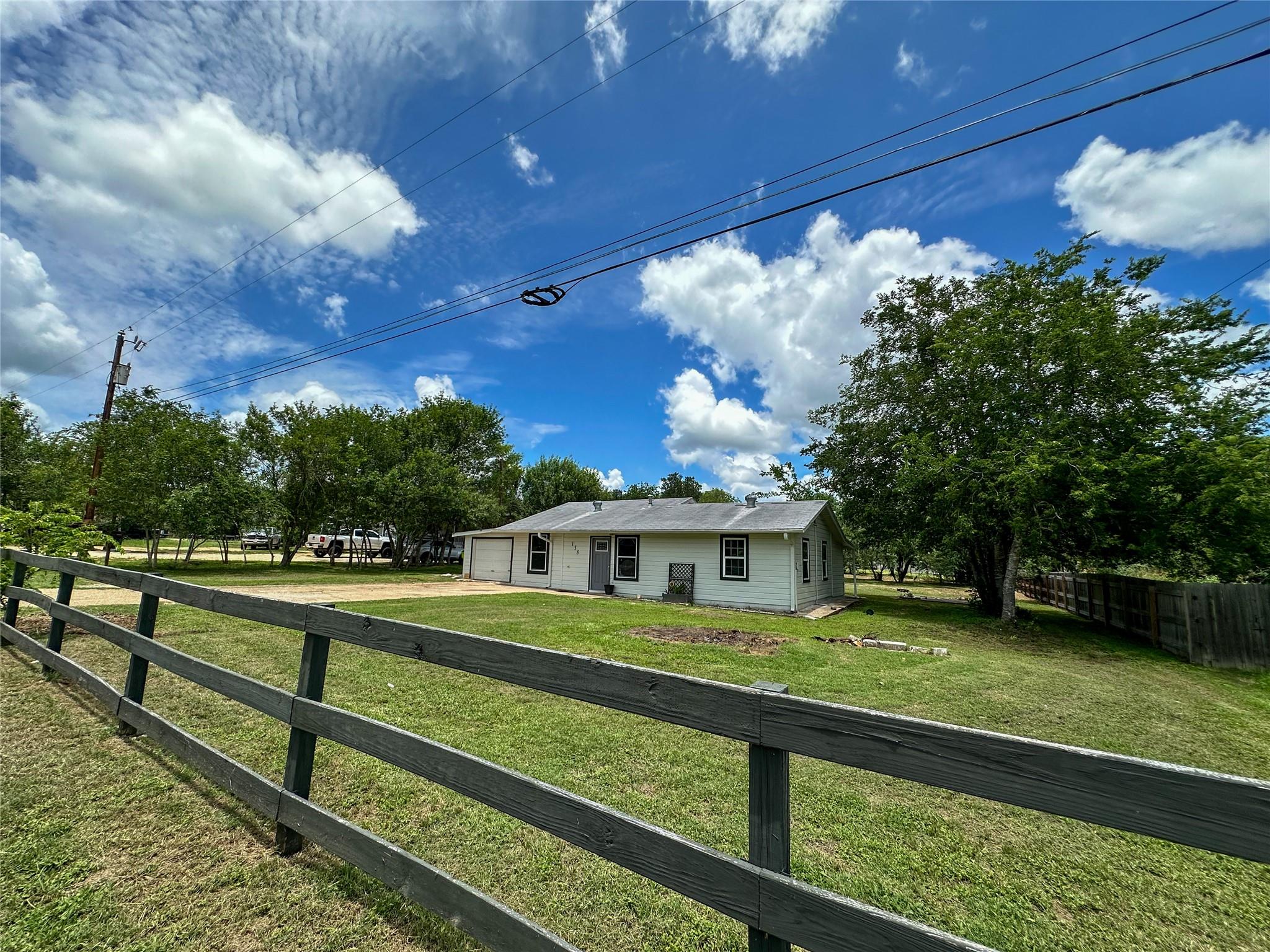 138  San Jacinto St, Bastrop, TX 78602 — photo 1