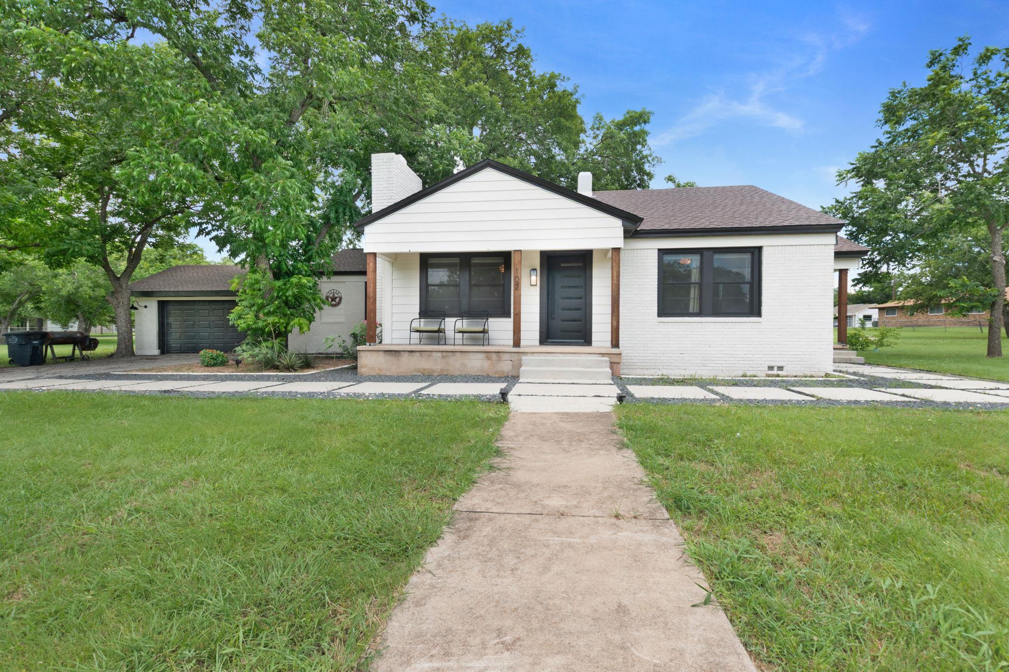 102  Elmo St, Florence, TX 76527 — photo 1