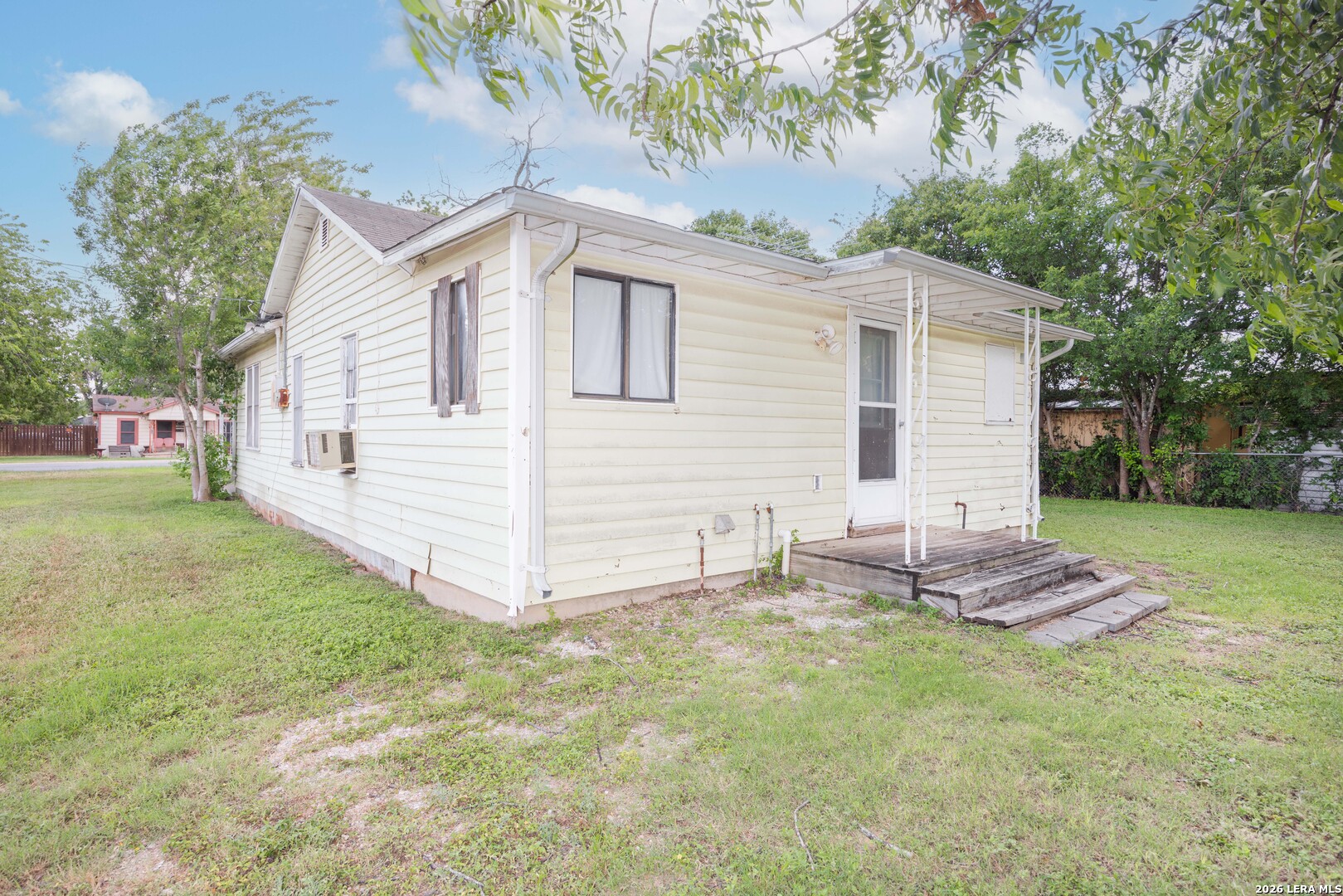 1902 17th St, Hondo, TX 78861 — photo 1